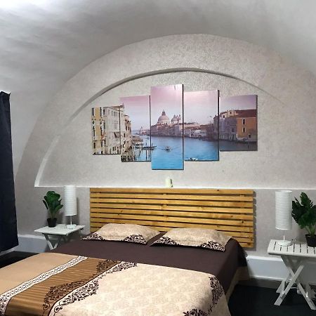 Large Apartment City Centre Bukares Bagian luar foto