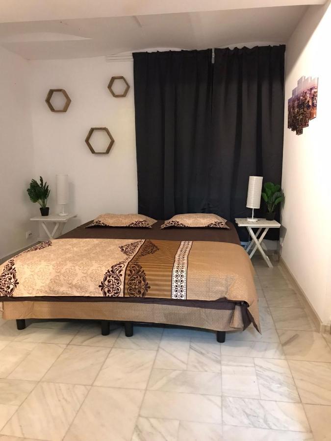 Large Apartment City Centre Bukares Bagian luar foto