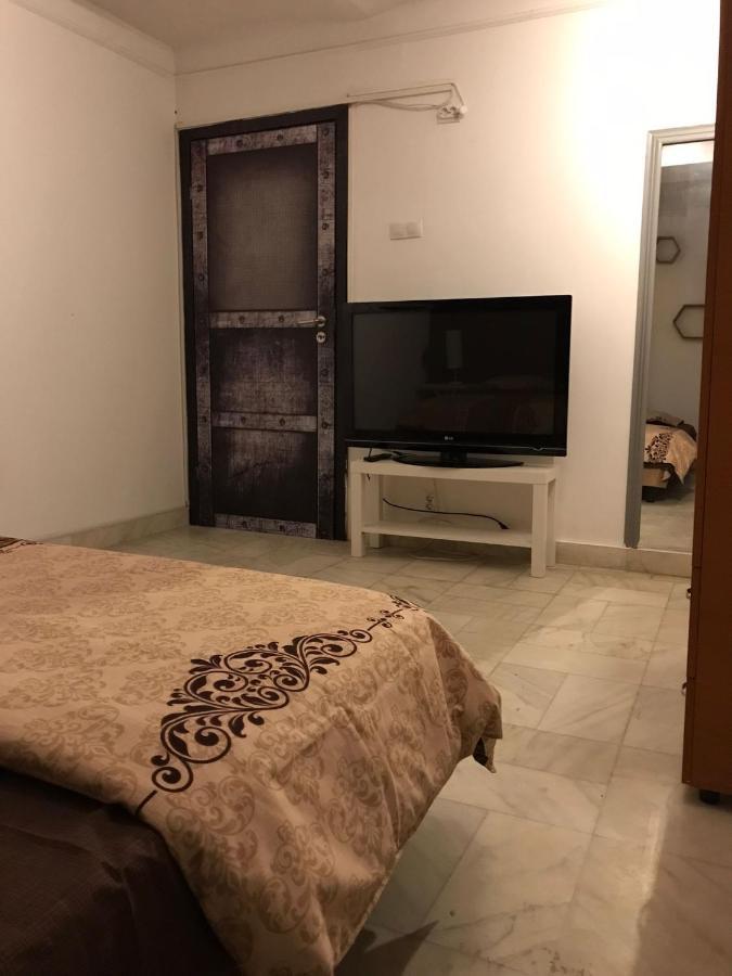 Large Apartment City Centre Bukares Bagian luar foto